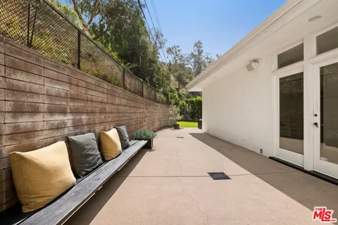a view of sitting area with furniture