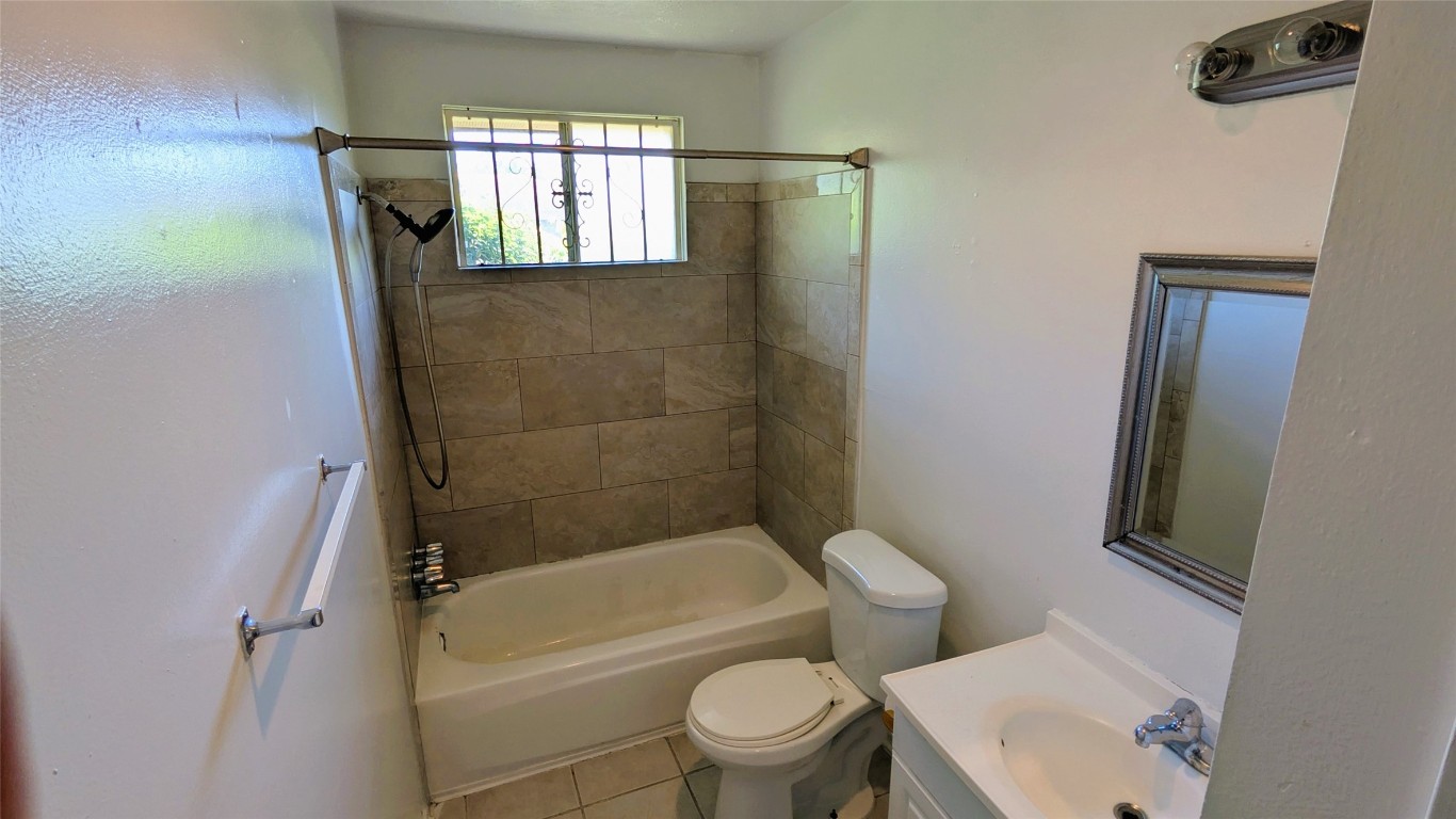 11403 Spring Grove Drive Houston, TX 77099 - Photo 18 of 23 a bathroom with a toilet and a bathtub