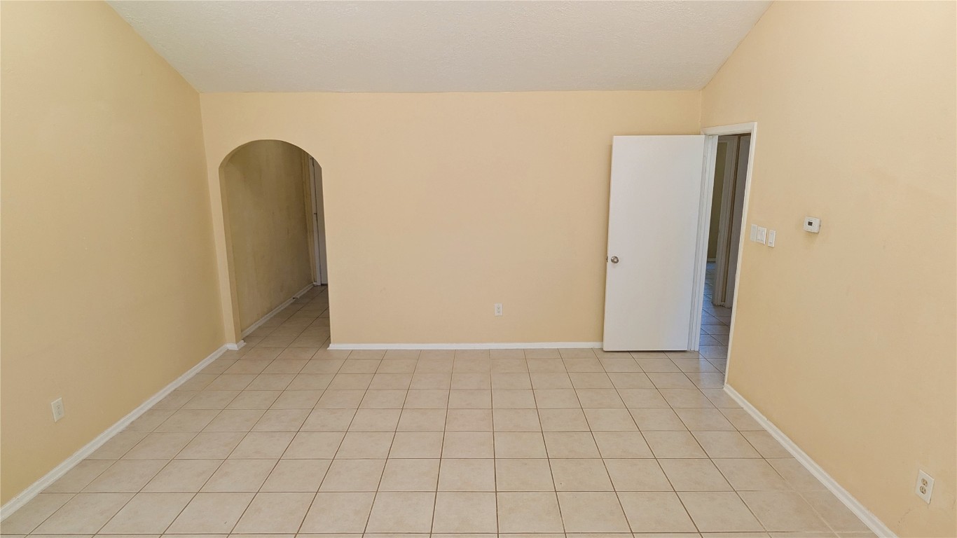 11403 Spring Grove Drive Houston, TX 77099 - Photo 5 of 23 living room