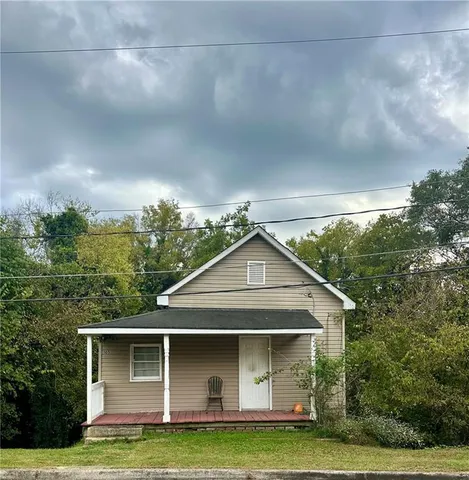 a view of a yard in front of house