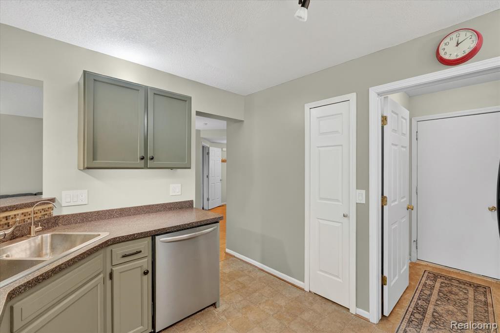 456 Lilly View Court Howell, MI 48843 - Photo 7 of 45
