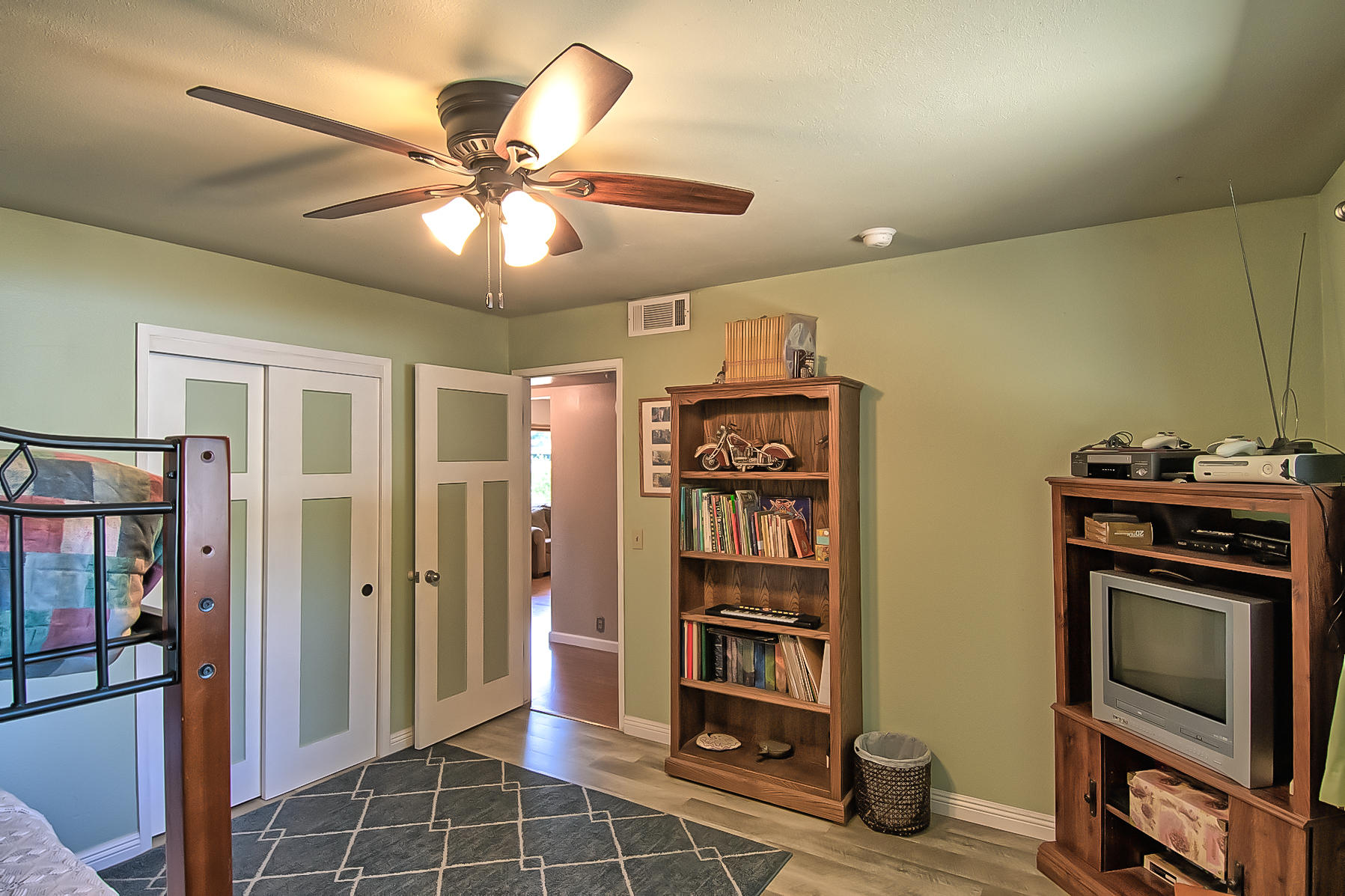 3063 Henderson Road Redding, CA 96002 - Photo 13 of 30 henderson (120 of 41)