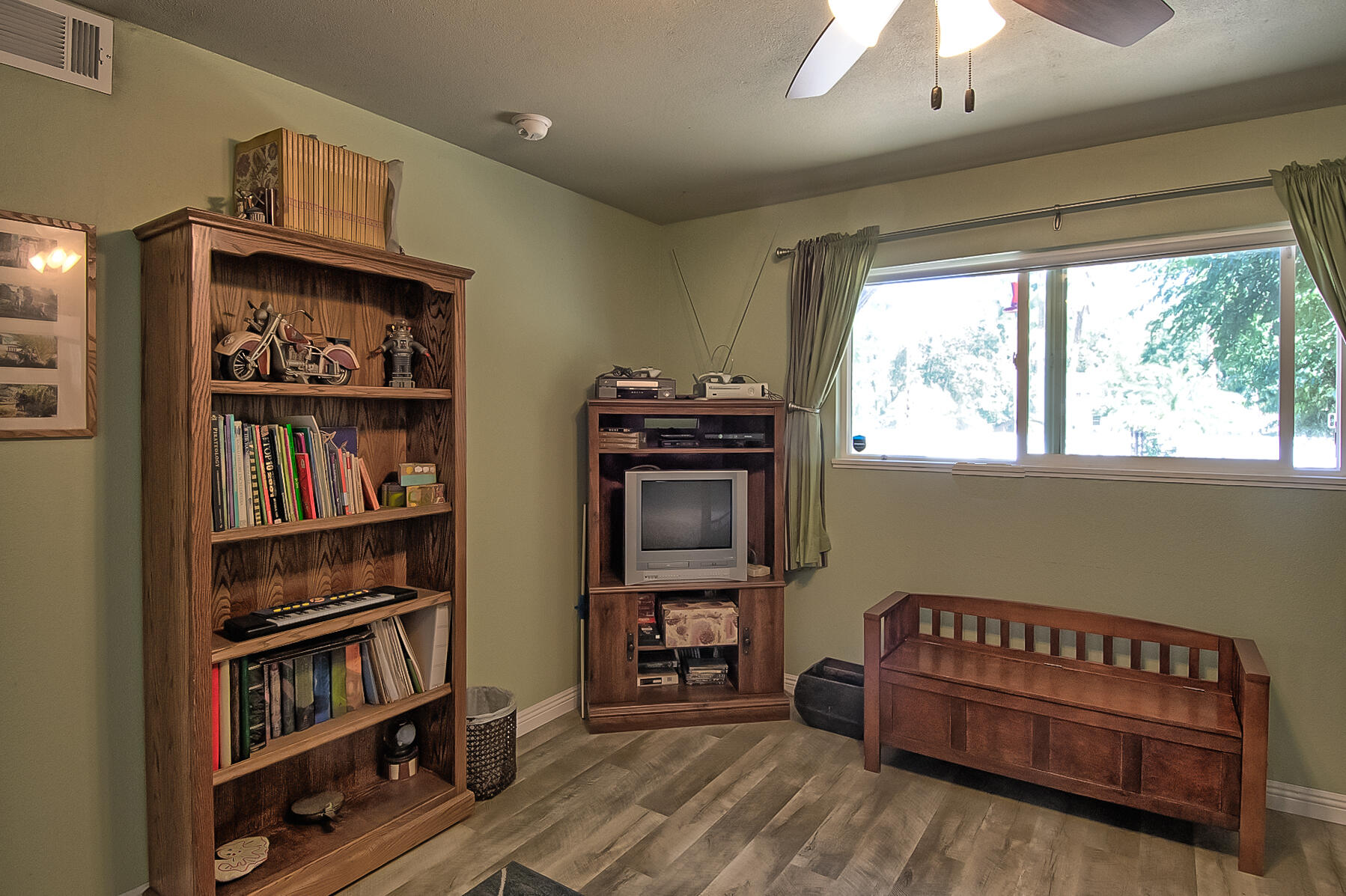 3063 Henderson Road Redding, CA 96002 - Photo 18 of 30 henderson (128 of 41)