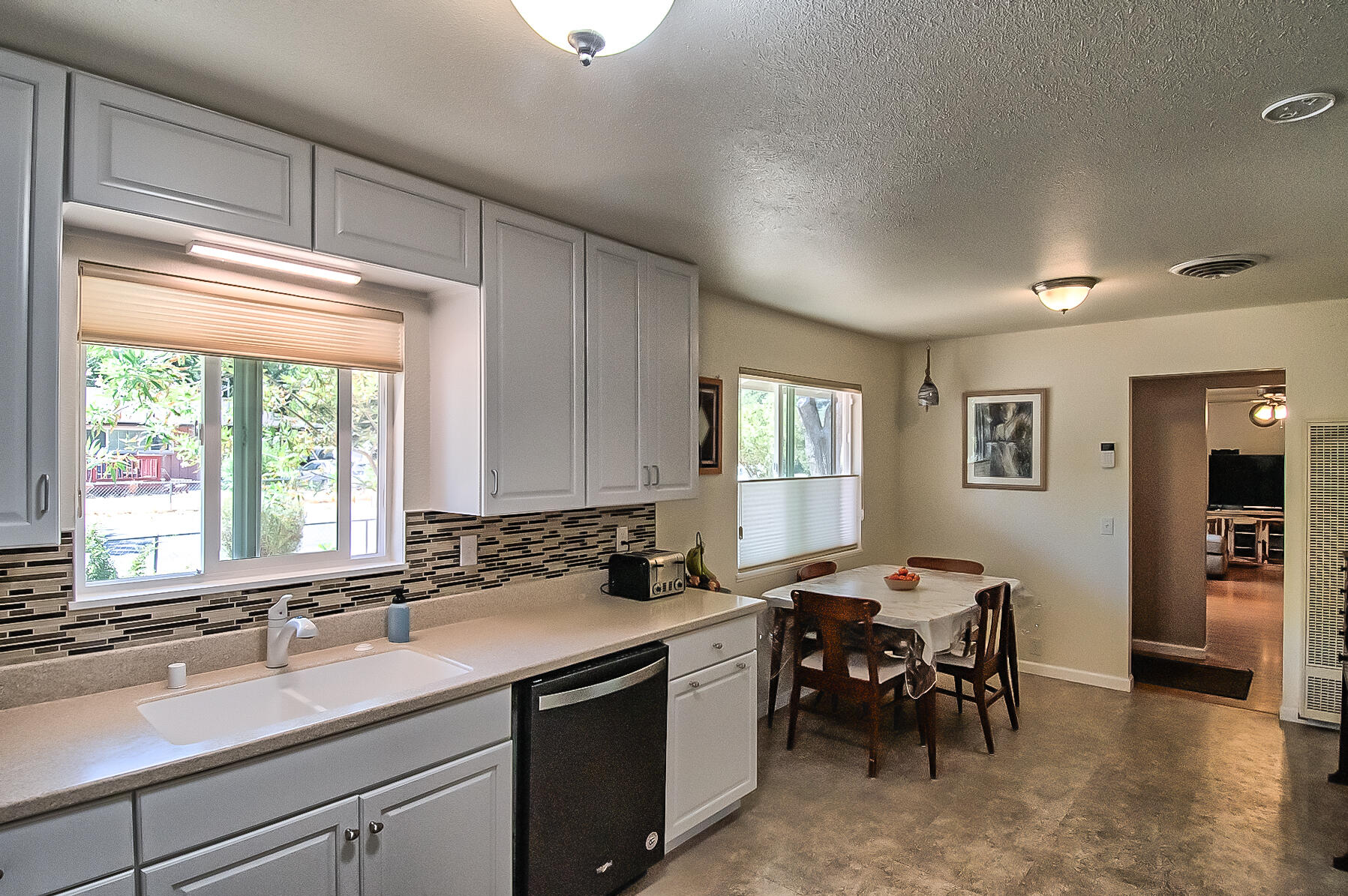 3063 Henderson Road Redding, CA 96002 - Photo 4 of 30 henderson (109 of 41)