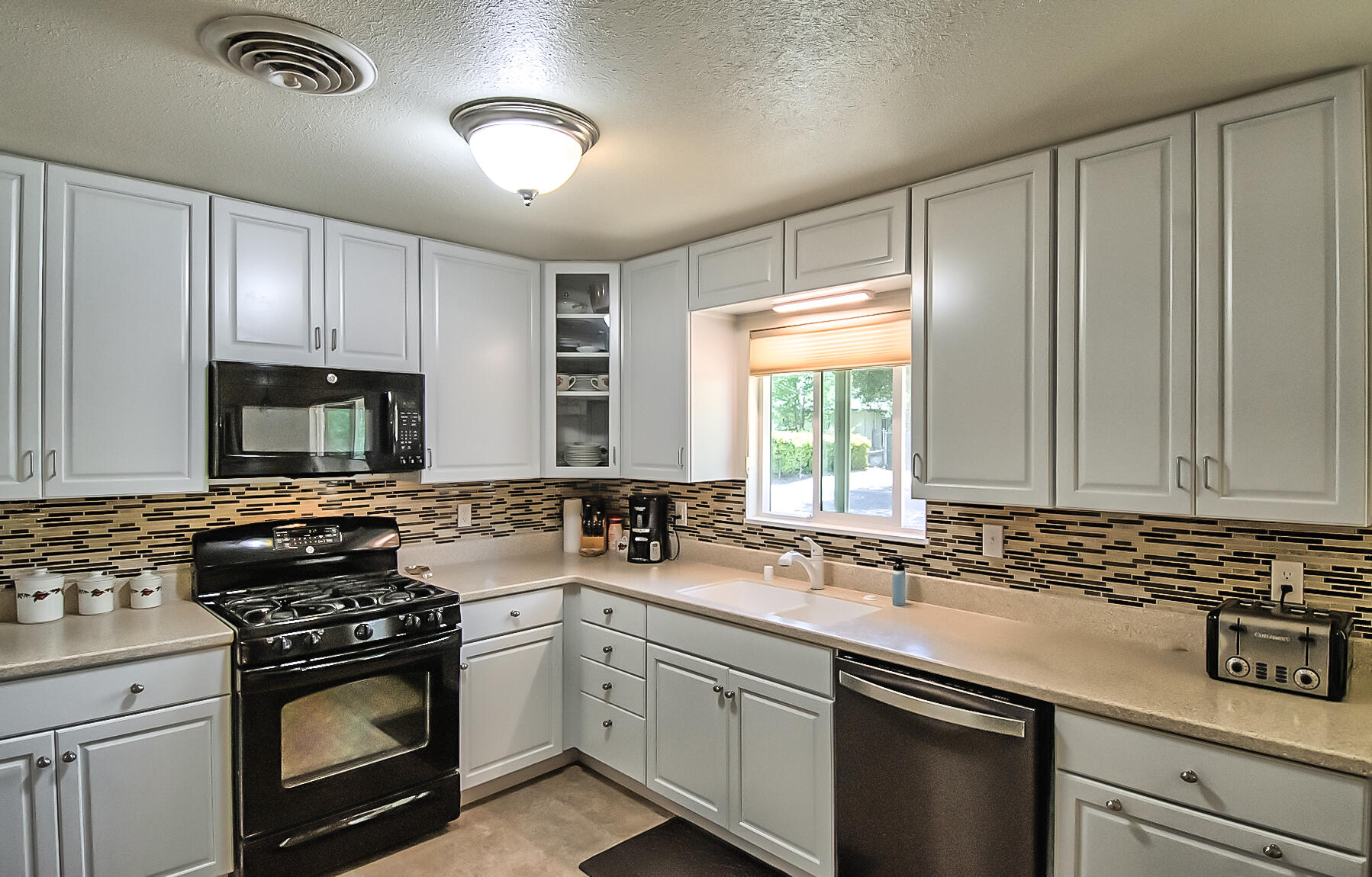 3063 Henderson Road Redding, CA 96002 - Photo 5 of 30 henderson (110 of 41)