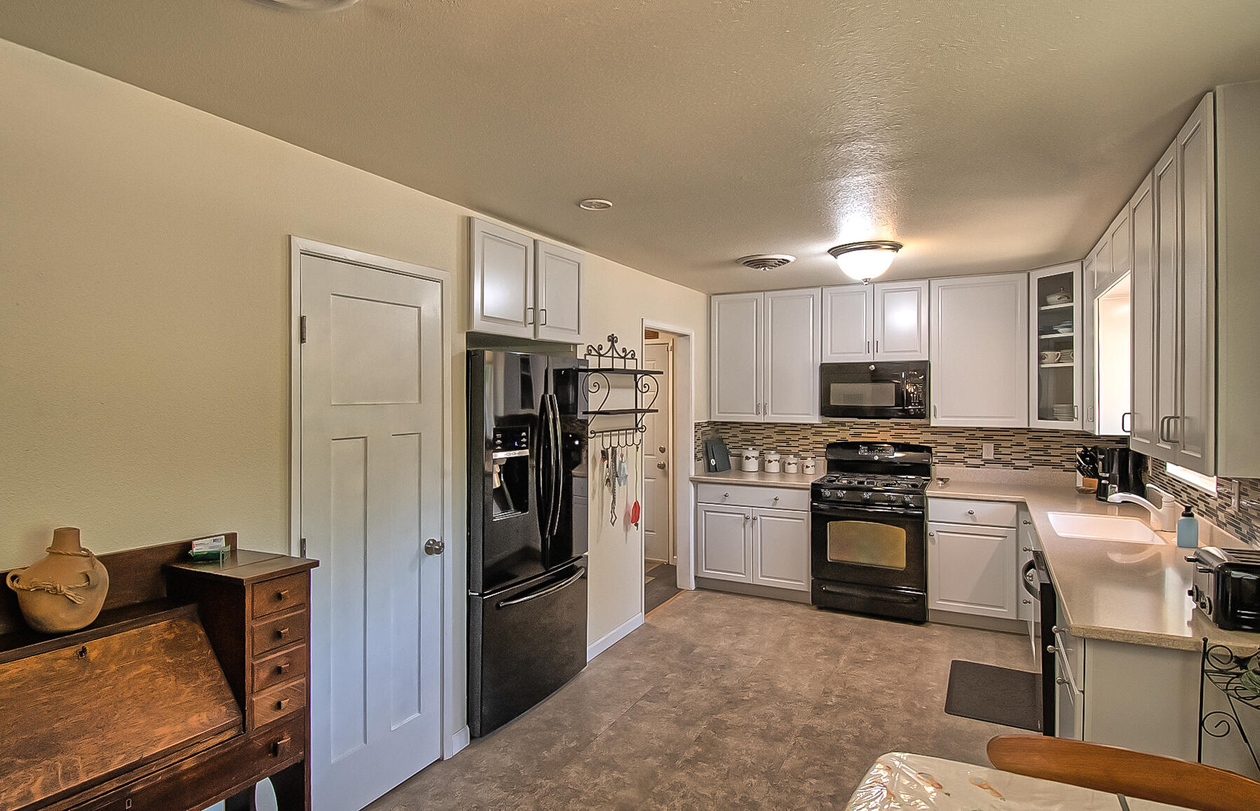 3063 Henderson Road Redding, CA 96002 - Photo 7 of 30 henderson (112 of 41)