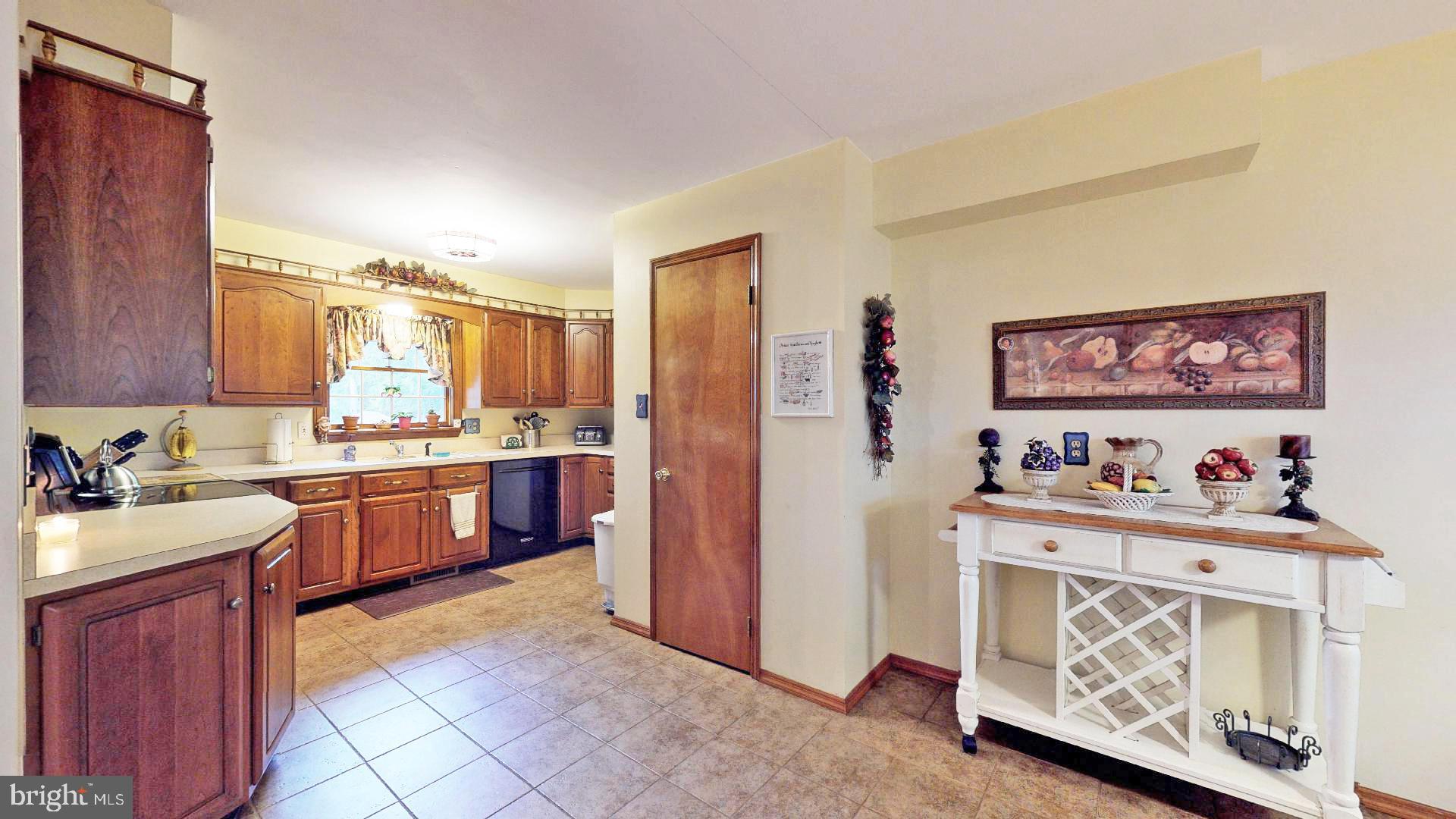 3 Red Maple Road New Egypt, NJ 08533 - Photo 10 of 34 Kitchen w/Large Pantry