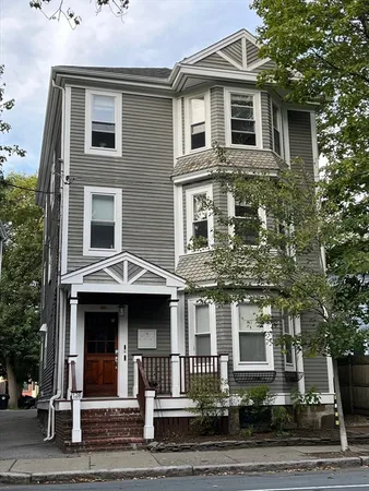 $2,950 | 128 Chestnut Street, Unit 1, Brookline, MA 02445