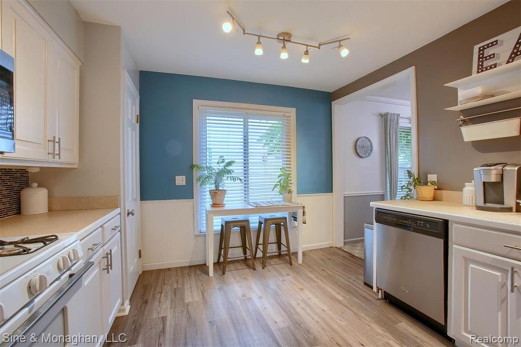 2110 Hampton Road Grosse Pointe Woods, MI 48236 - Photo 9 of 31