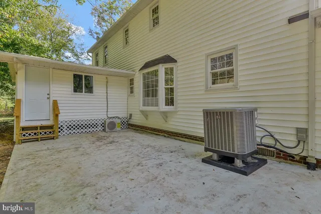a view of a house with backyard