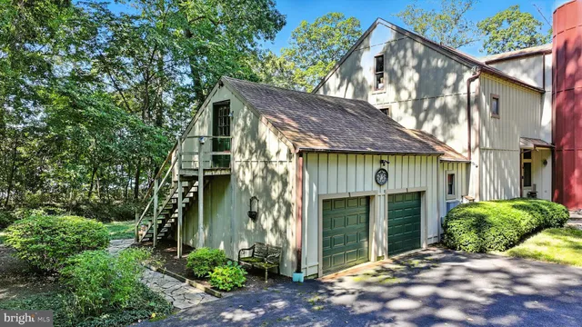 a view of a house with backyard and garden