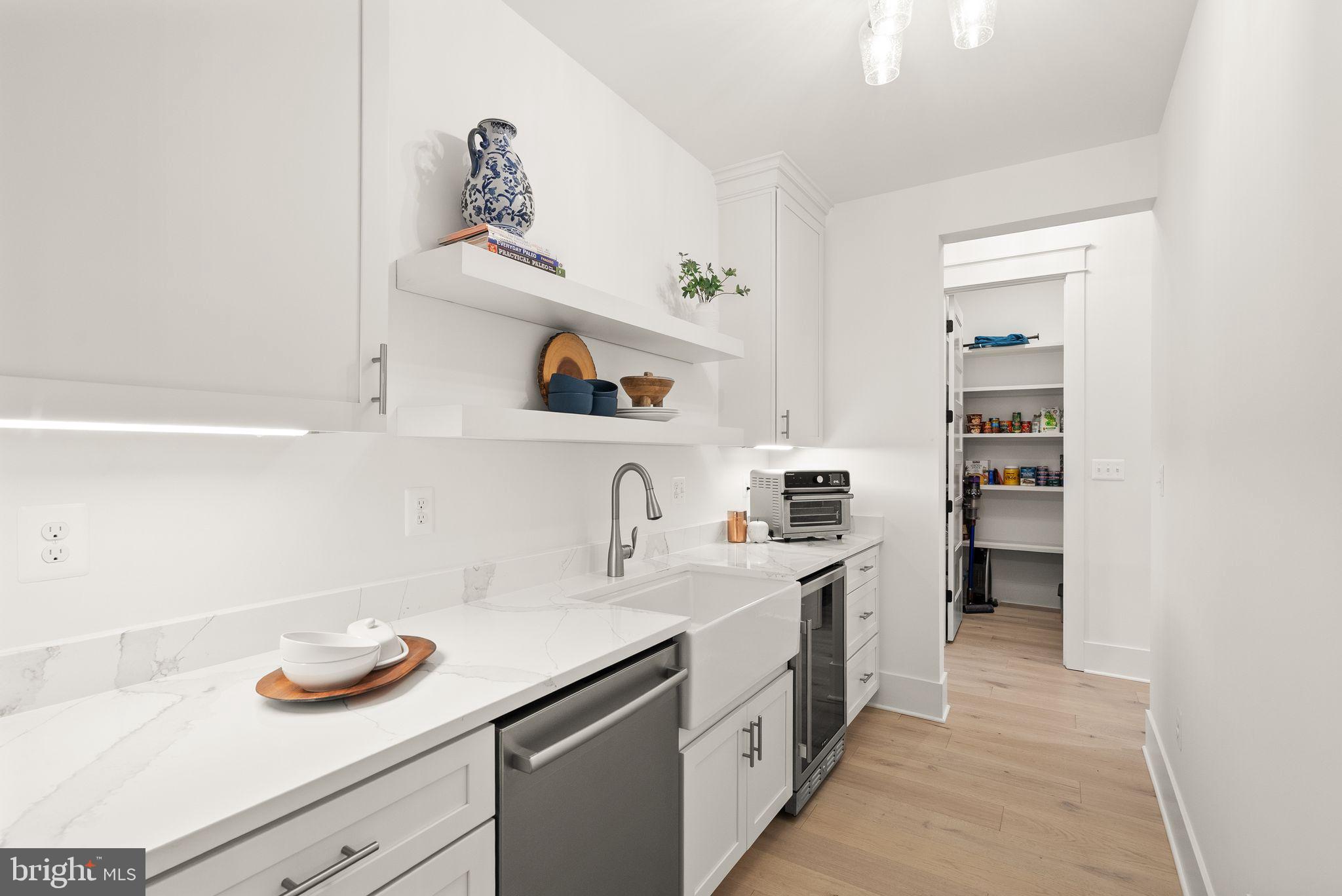 17819 Yatton Road Round Hill, VA 20141 - Photo 20 of 92 Butler's Pantry Cabinetry, Farm Sink