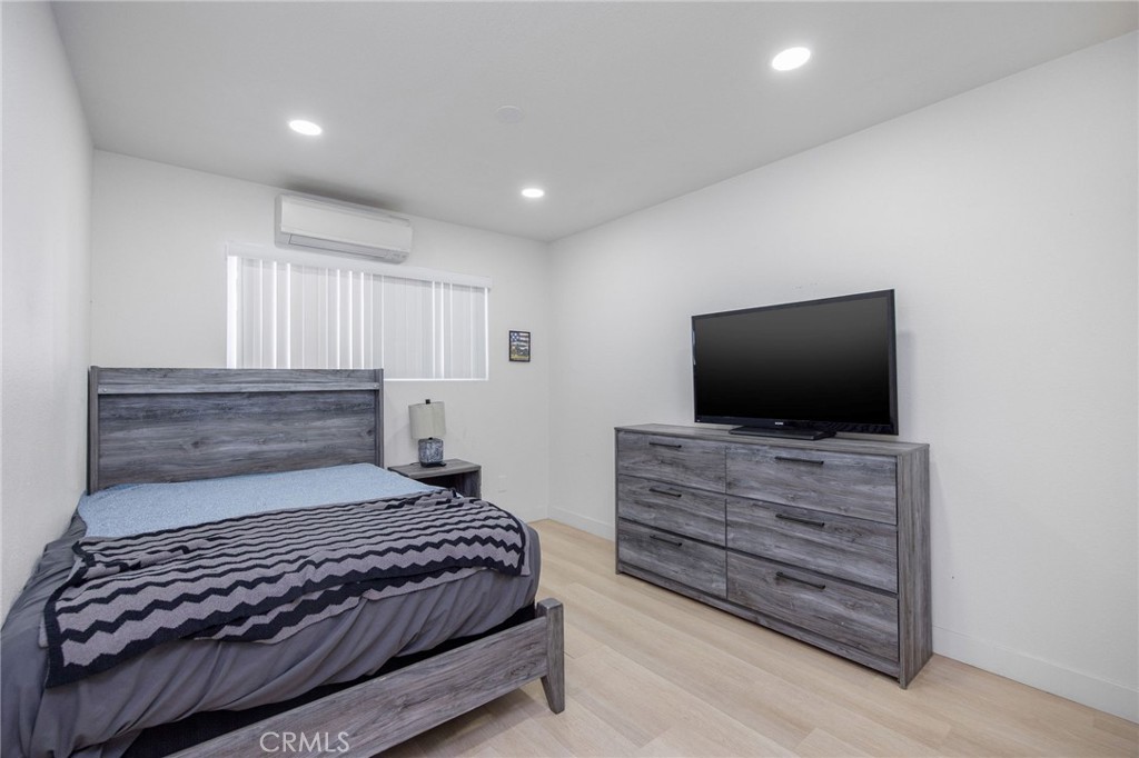 204 Springfield Avenue Huntington Beach, CA 92648 - Photo 27 of 40 Unit B - Bedroom 2