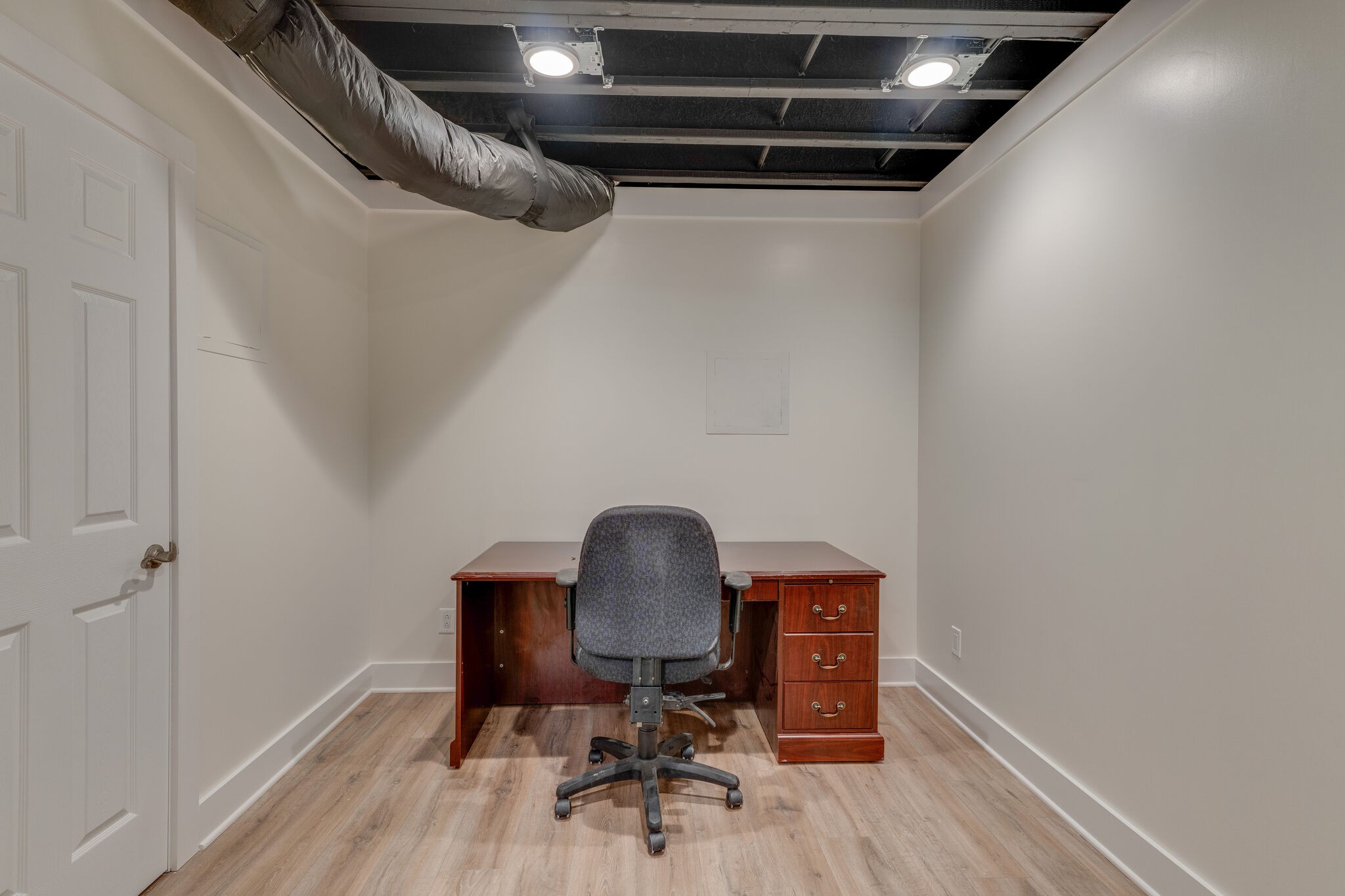 2754 Gideon Road Greenbrier, TN 37073 - Photo 39 of 45 a workspace with furniture and wooden floor