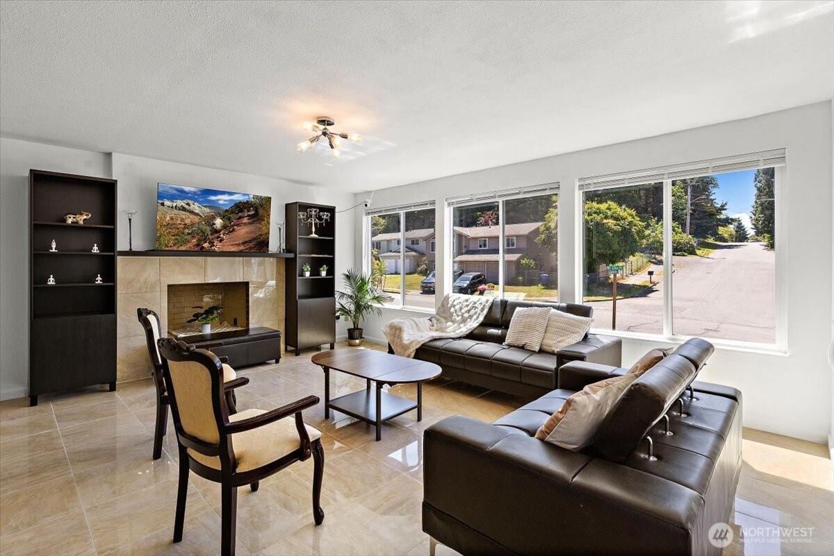 2802 Northeast 23rd Place Renton, WA 98056 - Photo 4 of 26