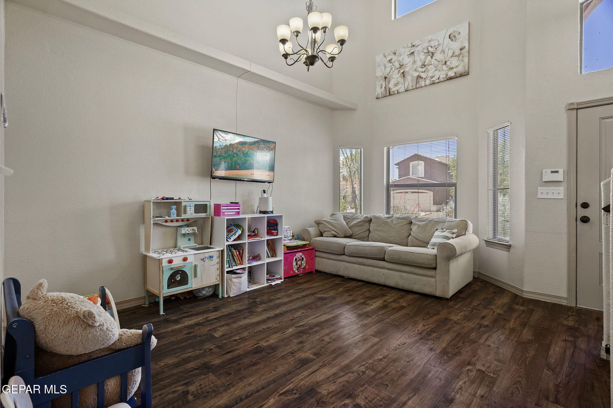 3152 Rustic Hidden Drive El Paso, TX 79938 - Photo 8 of 38 a living room with furniture and a wooden floor
