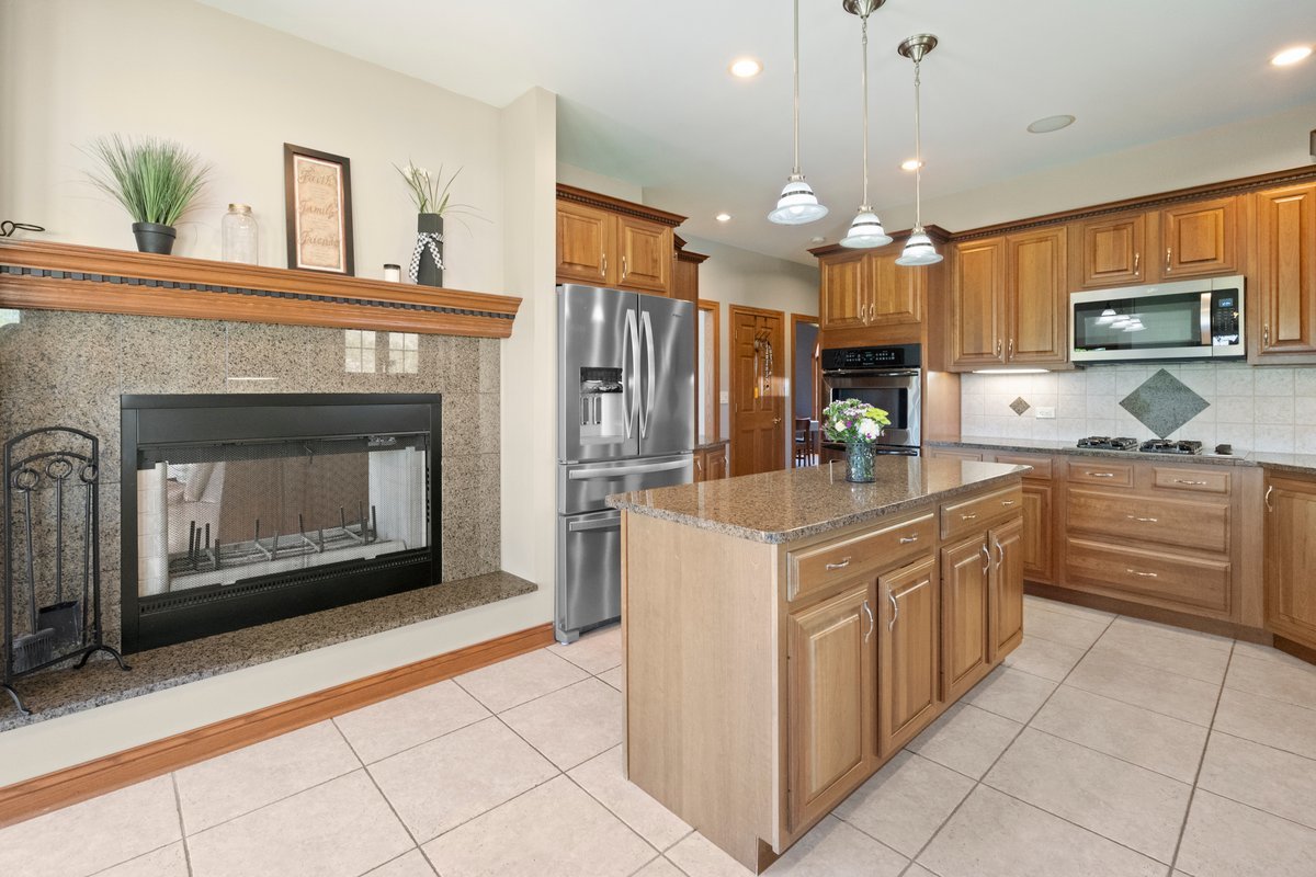 8775 Country Shire Lane Spring Grove, IL 60081 - Photo 5 of 39 Gallery Image 5
