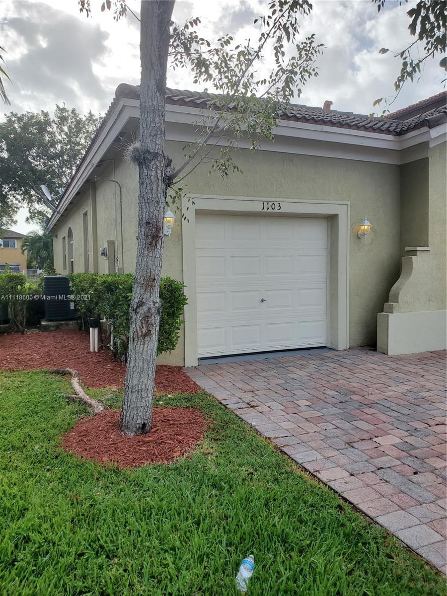 1103 Northeast 40th Road Homestead, FL 33033 - Photo 4 of 21 Gallery Image 4