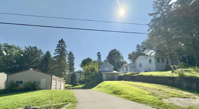 a view of a backyard