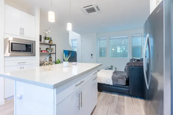 a en suite bathroom with a double vanity sink and mirror