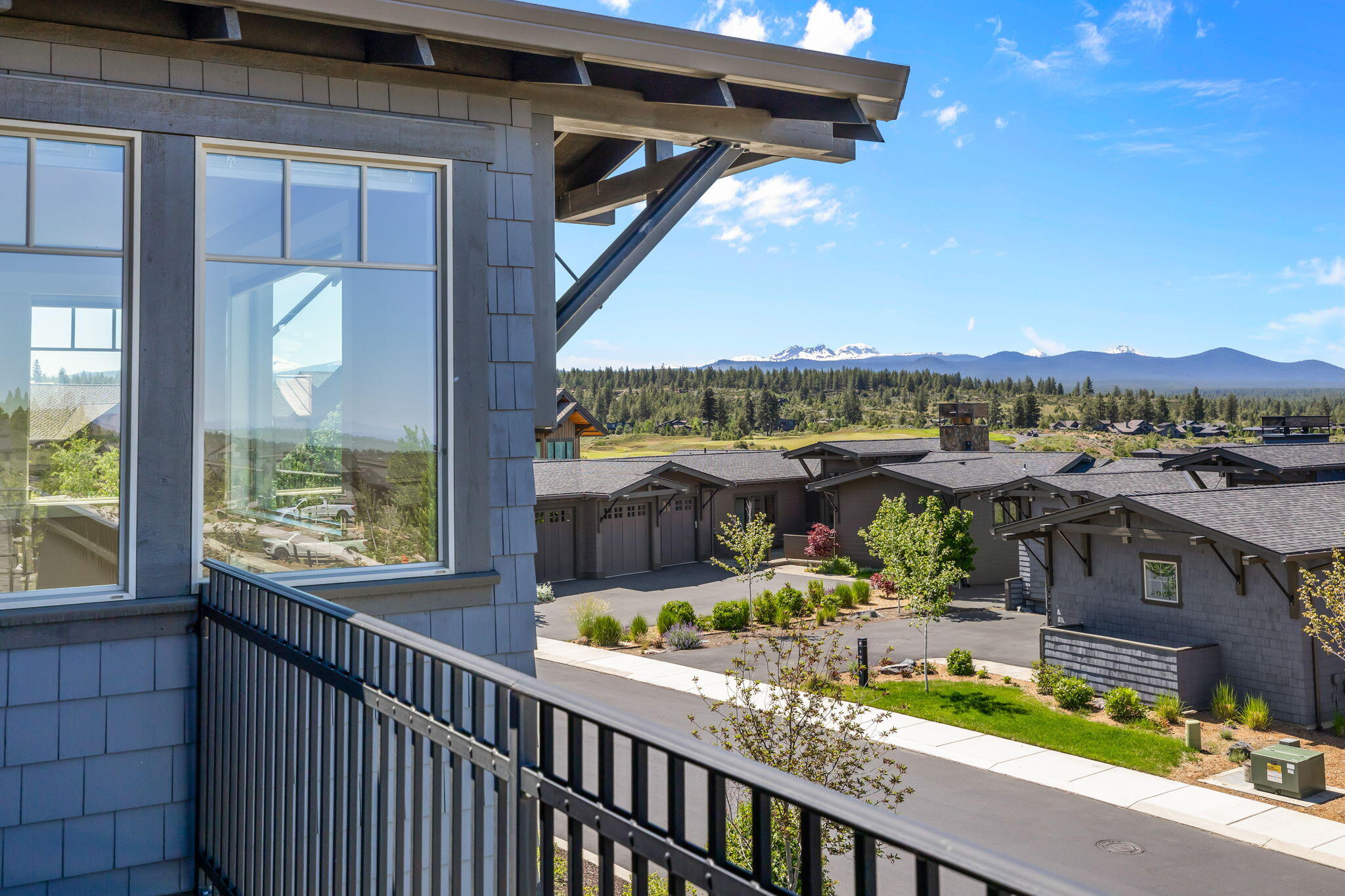 61310 Meeks Cutoff Road Bend, OR 97702 - Photo 34 of 42 Cascade Mountain Views are on full display from Guest Suite #2