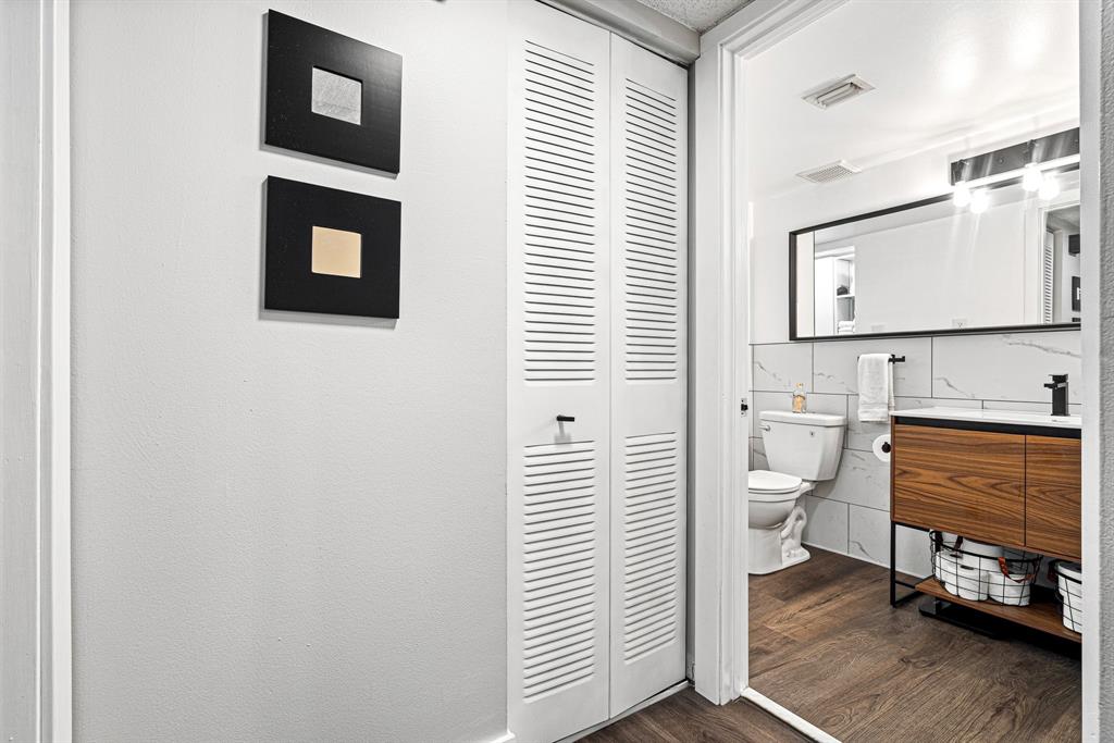 4620 West McNab Road, Unit B1 Pompano Beach, FL 33069 - Photo 15 of 36 a bathroom with a toilet a sink and mirror