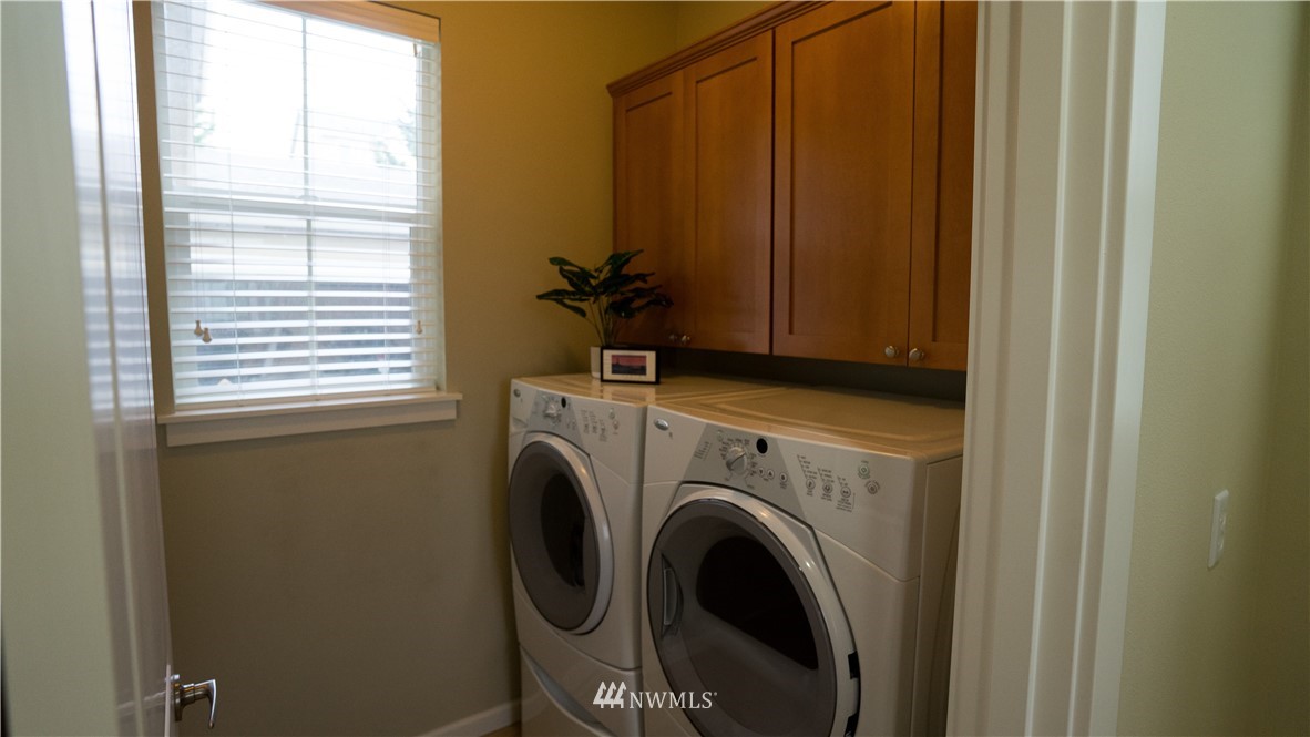 662 Lyons Avenue Northeast Renton, WA 98059 - Photo 5 of 28 a utility room with dryer and washer
