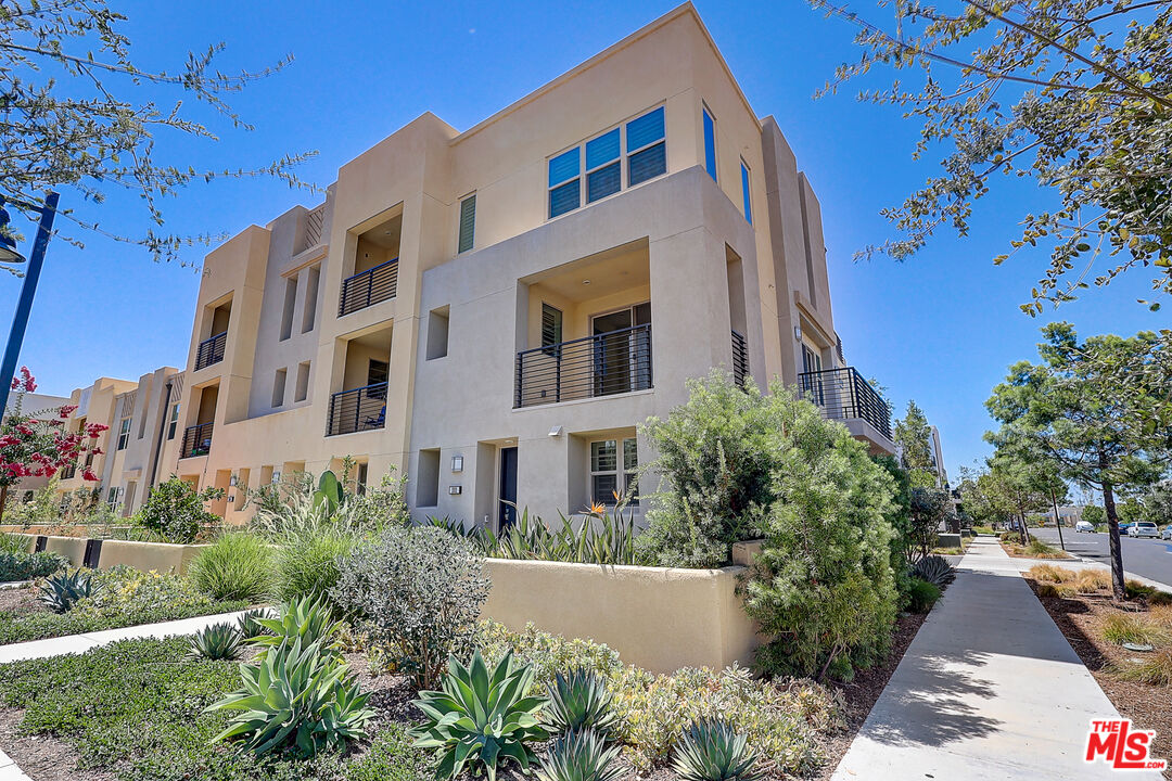 202 Paramount Irvine, CA 92618 - Photo 1 of 32 front view of a building