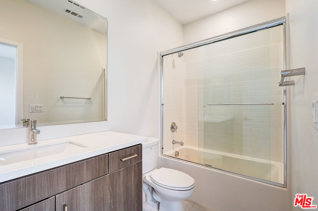 202 Paramount Irvine, CA 92618 - Photo 24 of 32 a bathroom with a sink a mirror toilet and bathtub