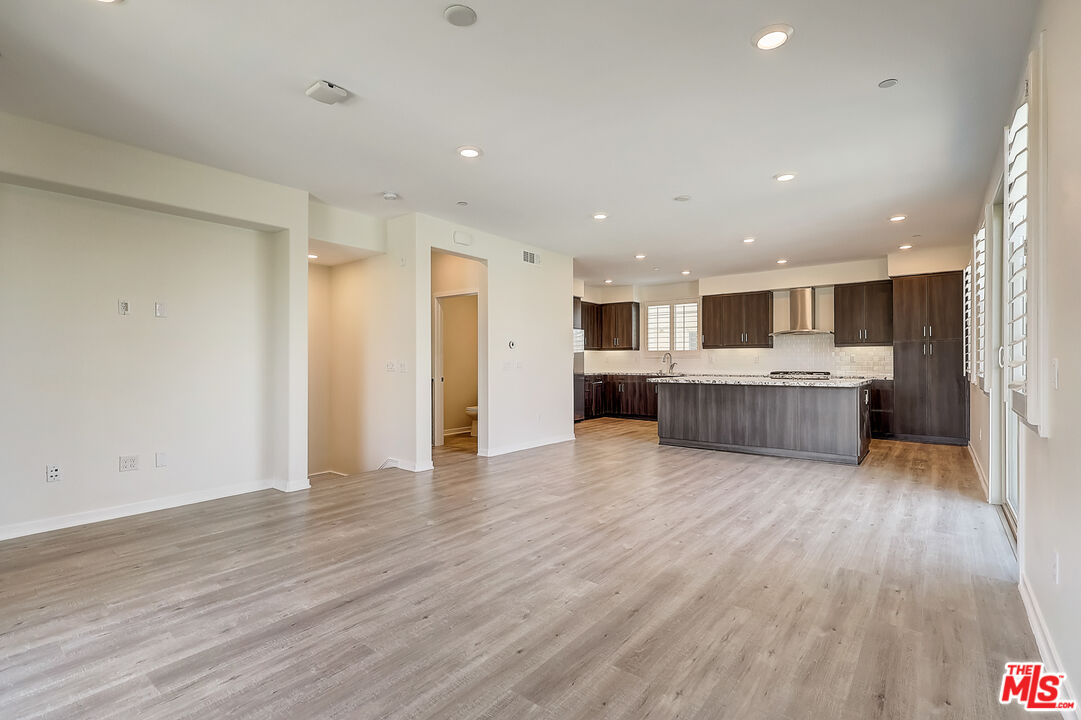 202 Paramount Irvine, CA 92618 - Photo 8 of 32