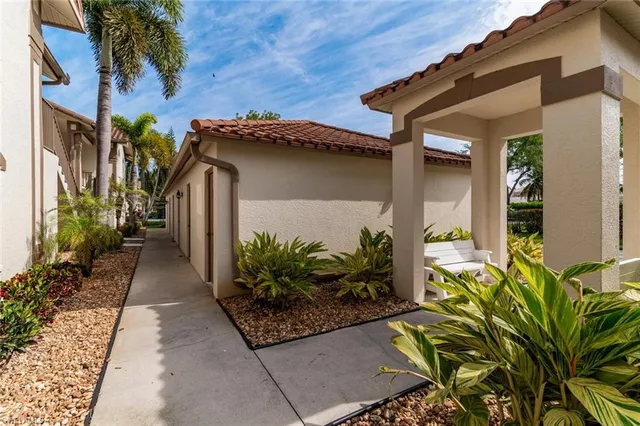 $1,895 | 242 Newport Drive, Unit 504, Naples, FL 34114