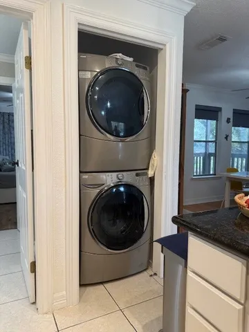 a close up view of a washer and dryer