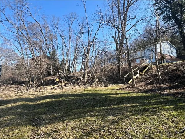 a view of back yard of the house