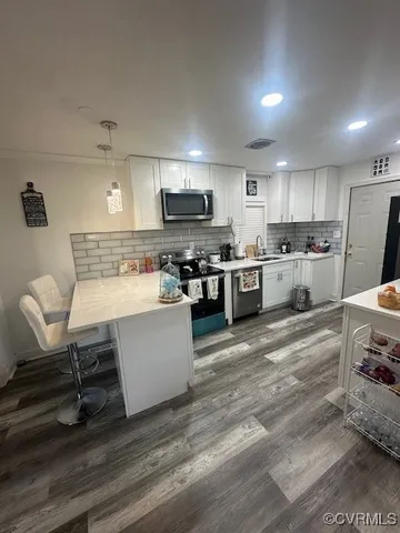 a large kitchen with kitchen island a island in the center