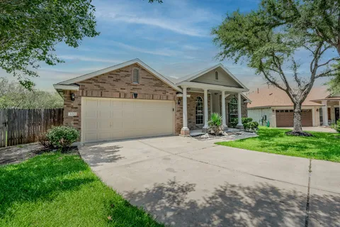 a view of a house with yard and plants