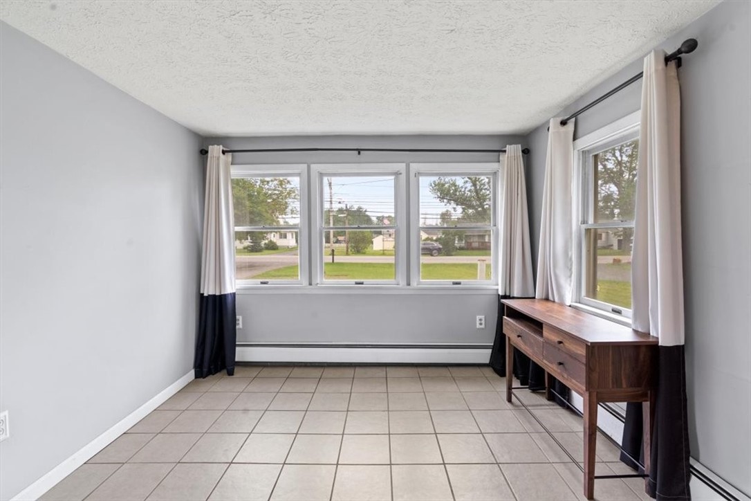 2989 Lyell Road Gates, NY 14606 - Photo 4 of 32