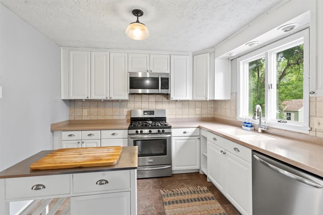 2989 Lyell Road Gates, NY 14606 - Photo 9 of 32