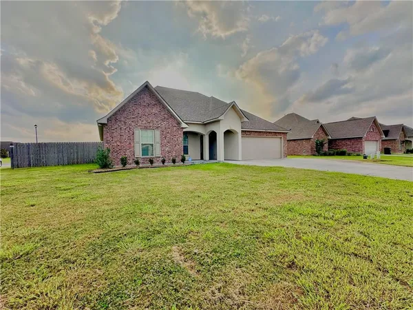 $2,400 | 42568 Wynstone Drive, Prairieville, LA 70769