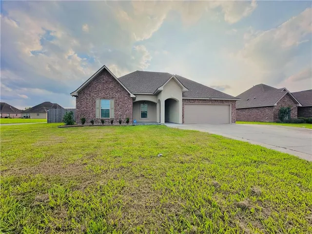 $2,600 | 42568 Wynstone Drive, Prairieville, LA 70769