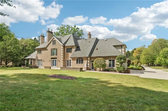 a view of yard with green space