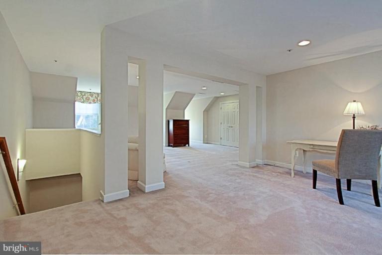 2128 21st Road North Arlington, VA 22201 - Photo 16 of 30 This is an upper level 2 master bedroom.