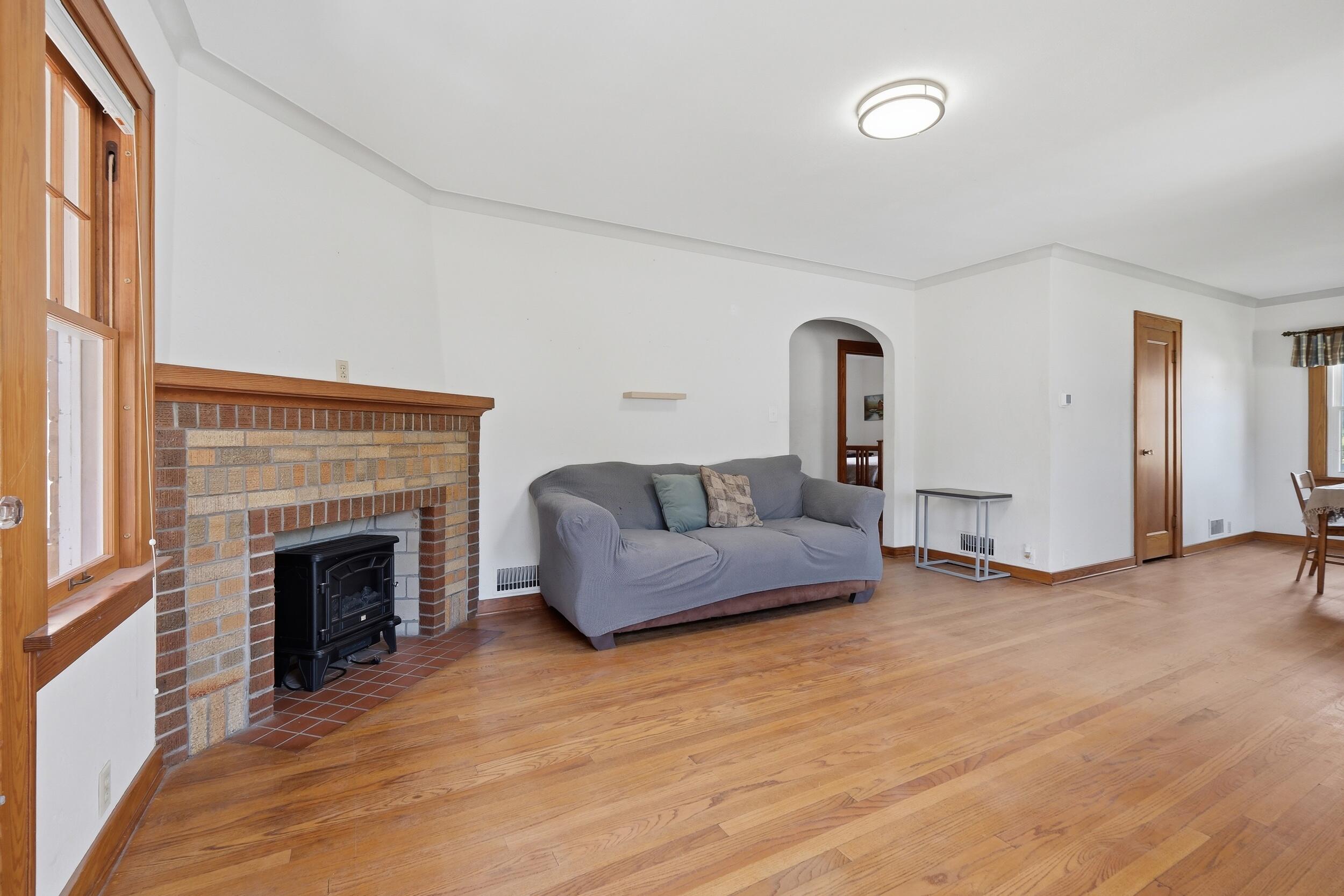 418 East Racine Street Jefferson, WI 53549 - Photo 5 of 34 Living room