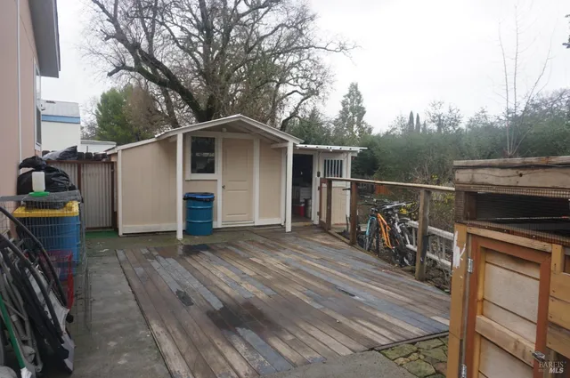 a view of a house with backyard and trees