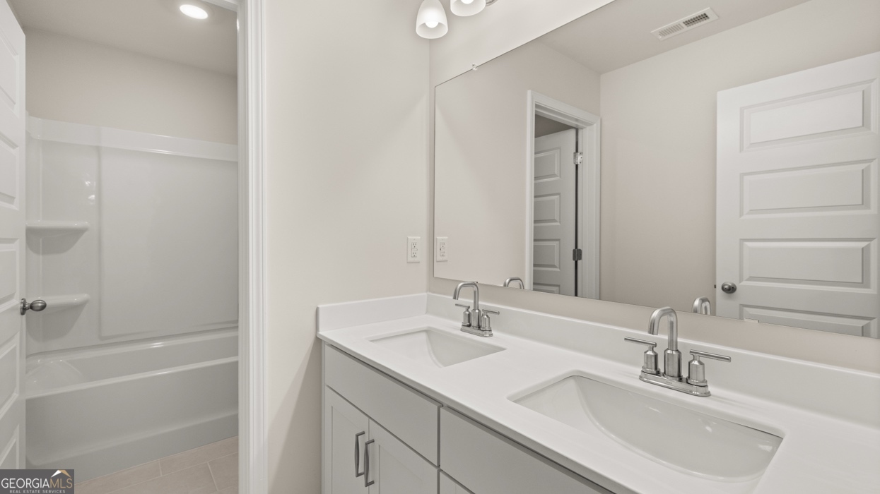 1816 Quaker Street Hampton, GA 30228 - Photo 25 of 32 a bathroom with a sink and a bathtub