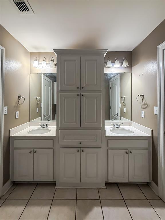 11 Fair Oaks Drive Haughton, LA 71037 - Photo 19 of 29 a bathroom with a sink and a mirror