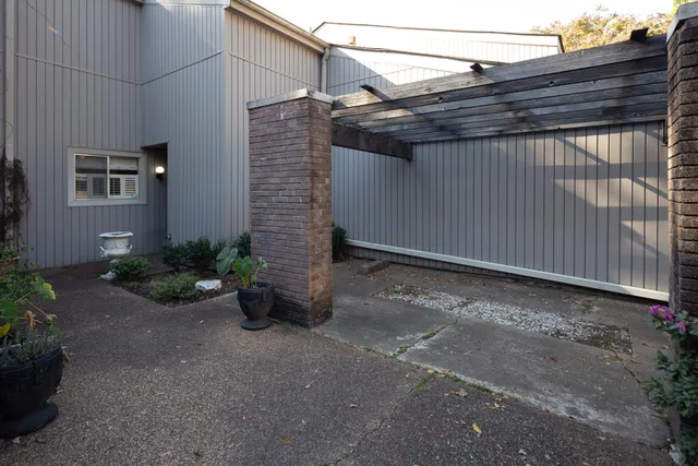 a view of a backyard of the house