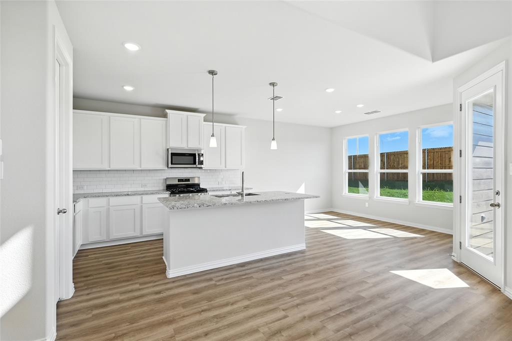 2515 Ridgecrest Lane Sherman, TX 75092 - Photo 6 of 40 Kitchen with tasteful backsplash, light wood finished floors, stainless steel appliances, white cabinetry, and recessed lighting