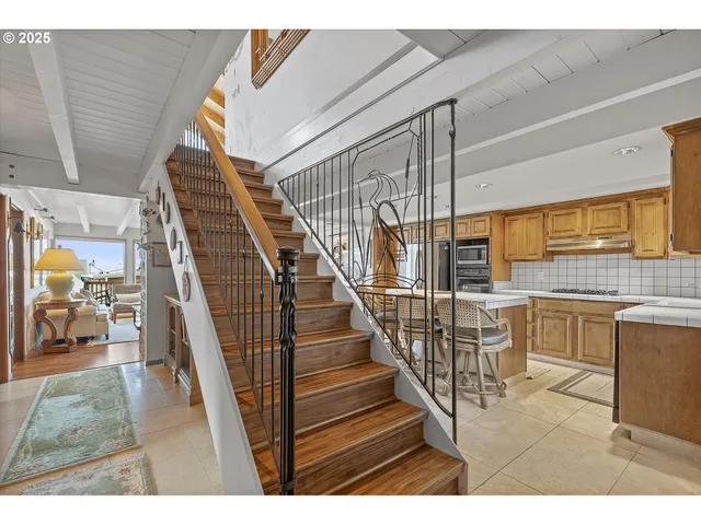 a view of entryway and kitchen