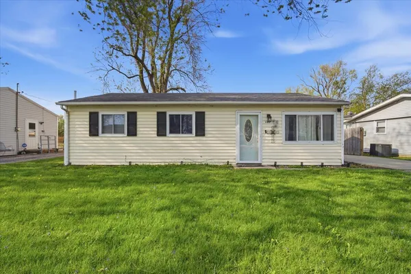 $169,000 | 403 Sunset Drive, Le Roy, IL 61752