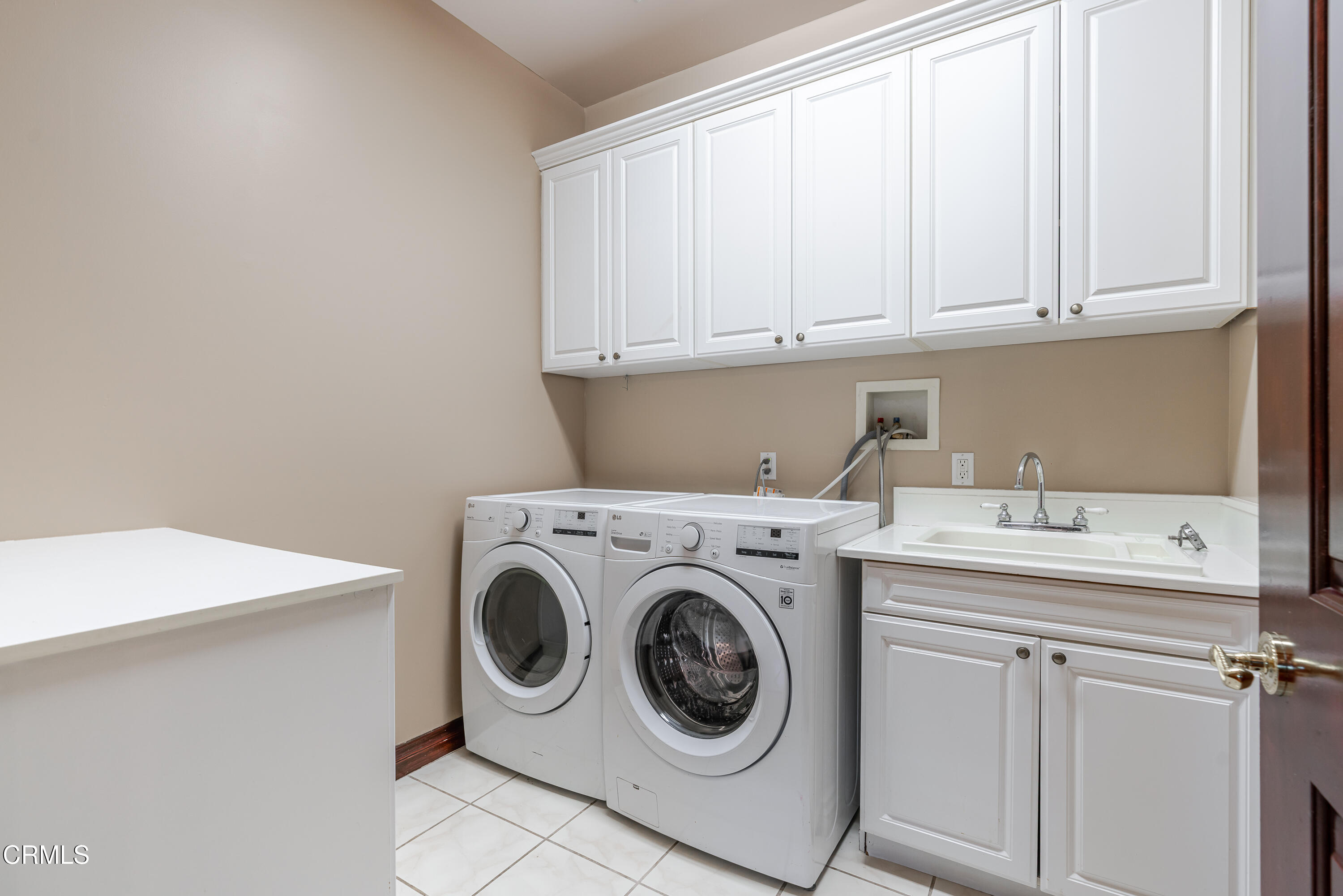 825 Chehalem Road La Canada Flintridge, CA 91011 - Photo 12 of 34 a utility room with dryer and washer